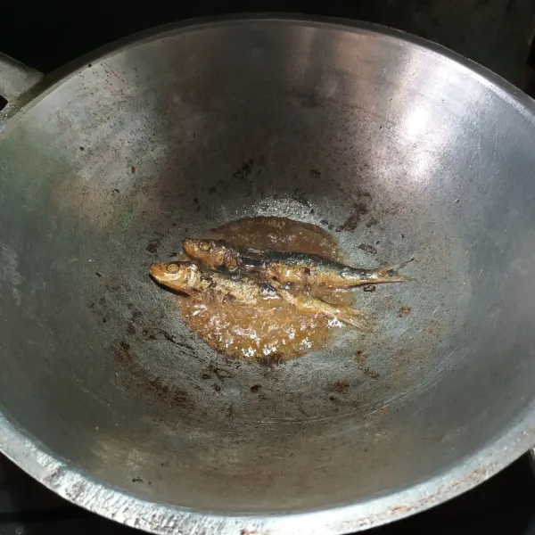 Goreng ikan asin yang sudah dicuci dan tiriskan.