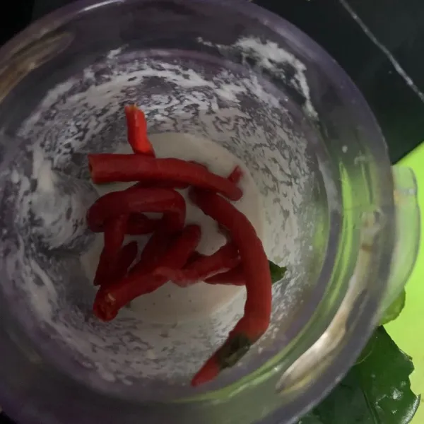 Tambahkan cabe kriting lalu blender sedikit kasar.