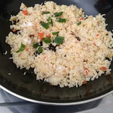 Tambahkan kaldu, garam, daun bawang, dan saos tiram. Aduk dan tes rasa sesuai selera.