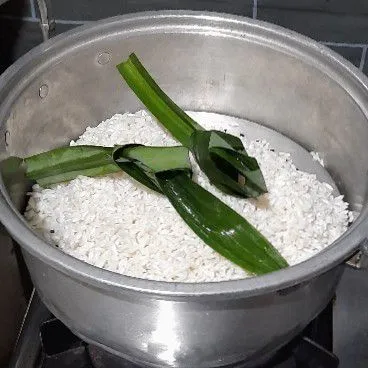 Cuci bersih beras ketan lalu rendan 30 menit, kemudian kukus bersama daun pandan selama 10 menit.