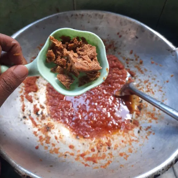 Kecilkan api, masukan gula, garam, kaldu bubuk, dan gula merah aduk-aduk.