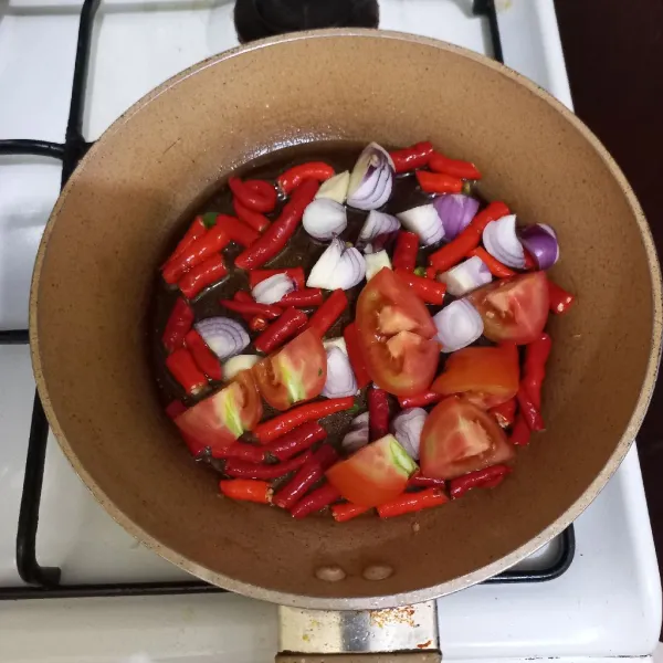 Goreng hingga layu bahan sambal seperti irisan cabe rawit cabe merah, tomat, dan bawang merah.