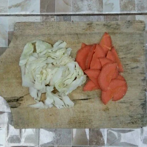 Potong kubis dan wortel.