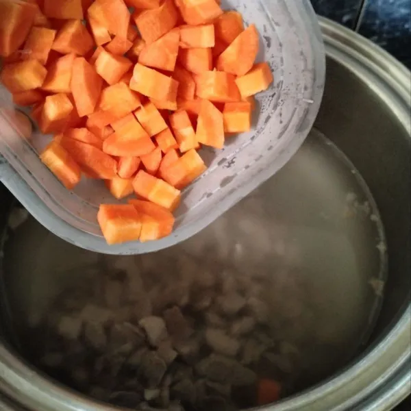 Kemudian masukkan wortel. Masak sampai wortel setengah matang.