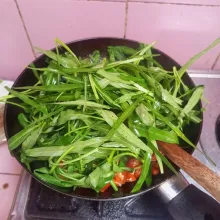 Tambahkan kangkung.