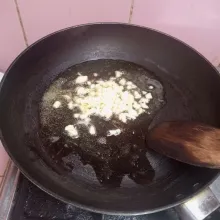 Tumis bawang putih hingga harum.