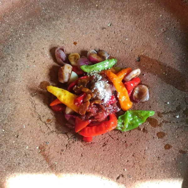 Angkat dan pindahkan ke dalam cobek, tambahan garam, gula pasir dan kaldu jamur, ulek sampai halus.