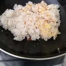 Masukkan nasi putih kemudian aduk.