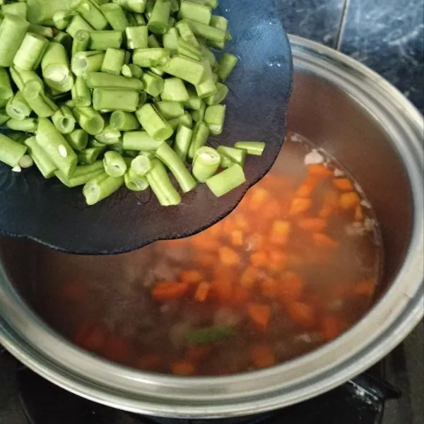 Masukkan buncis. Masak lagi hingga empuk.