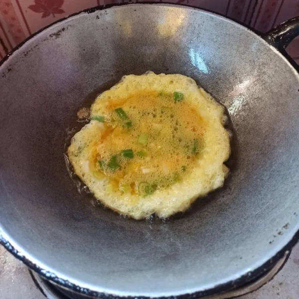 Goreng telur hingga matang, setelah matang, angkat dan tiriskan.