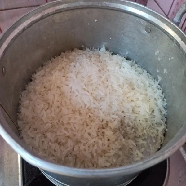 Tiriskan beras ketan kemudian kukus selama 15 menit.