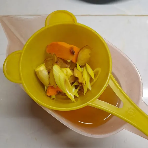 Saring air rebusan dari ampasnya.