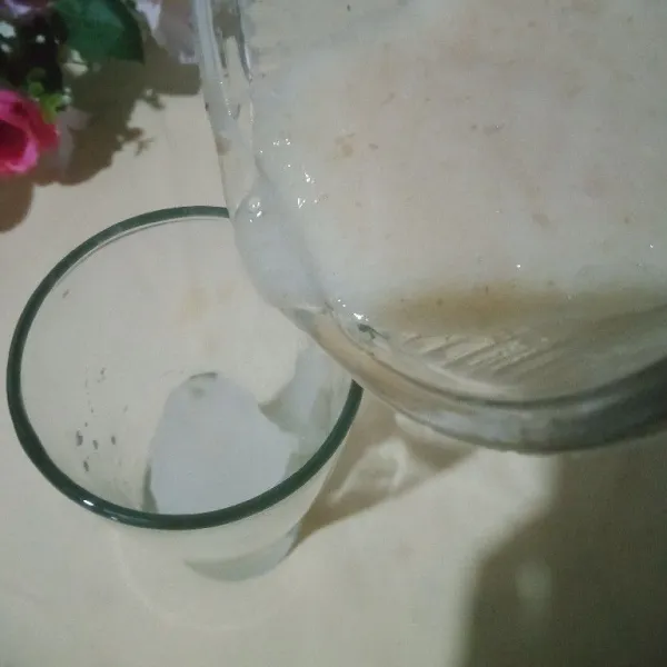 Siapkan gelas tuang jus ke dalam gelas dan nikmati selagi dingin.