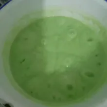 Lapisan hijau
Campur jadi satu dalam panci: jus pandan, santan, garam, dan gula pasir, aduk rata. Kemudian masukkan sedikit demi sedikit tepung beras dan tapioka sambil diaduk sampai rata, adonan tidak bergerindil. Tambahkan pasta pandan, aduk rata.
Nyalakan api, masak adonan hijau sambil terus diaduk sampai adonan kental dan meletup-letup, matikan api.