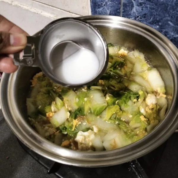 Masukkan maizena. Aduk. Masak hingga matang. Tes rasa. Setelah bumbu meresap, angkat.