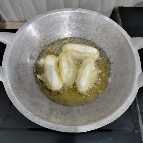 Setelah itu goreng pisang dalam minyak panas hingga matang kecokelatan. Angkat dan tiriskan.