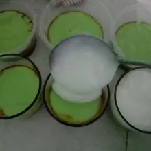 Tuang panas-panas adonan putih diatas adonan hijau.