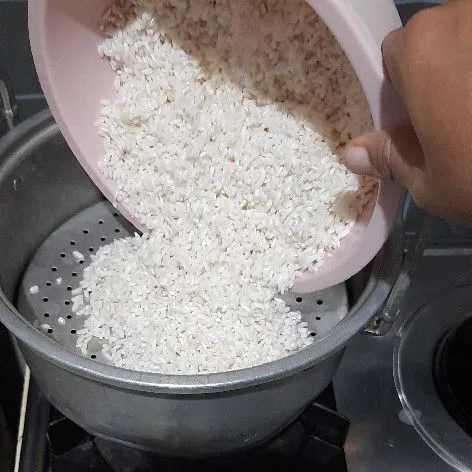 Kukus 10 menit  beras ketan bersama daun pandan.