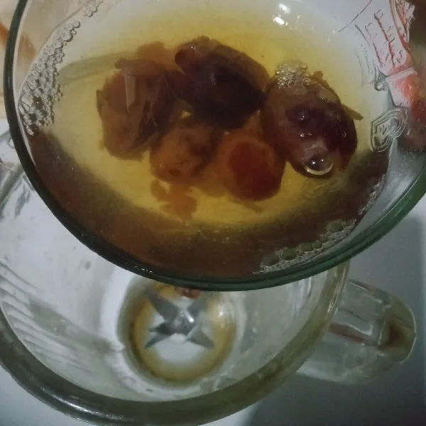 Siapkan blender masuk kurma bersama air rendaman nya.
