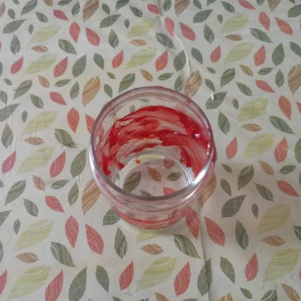 Siapkan gelas saji. Oles dinding gelas dengan selai strawberry. Lalu tuang es cincau ke dalam gelas saji. Siap disajikan.