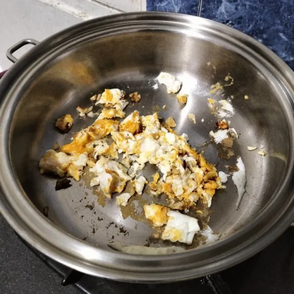 Tumis bawang sampai layu dan harum. Lalu masukkan telur, buat orak arik.