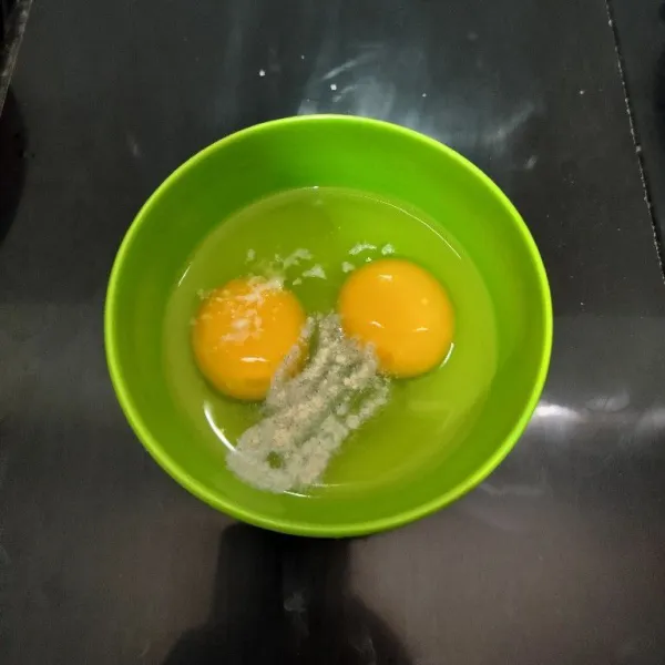Kocok telur, merica bubuk dan garam hingga rata.