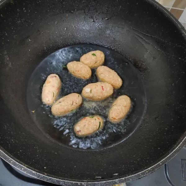 Panaskan wajan, goreng mendol sampai matang kecokelatan. Angkat dan tiriskan.