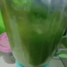 Membuat jus pandan: Potong kecil daun pandan lalu masukkan ke dalam blender. Beri air 400ml dan blender sampai halus. Lalu saring. Jus pandan siap dipakai.