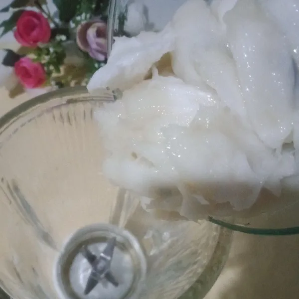 Siapkan blender masukkan buah sirsak.