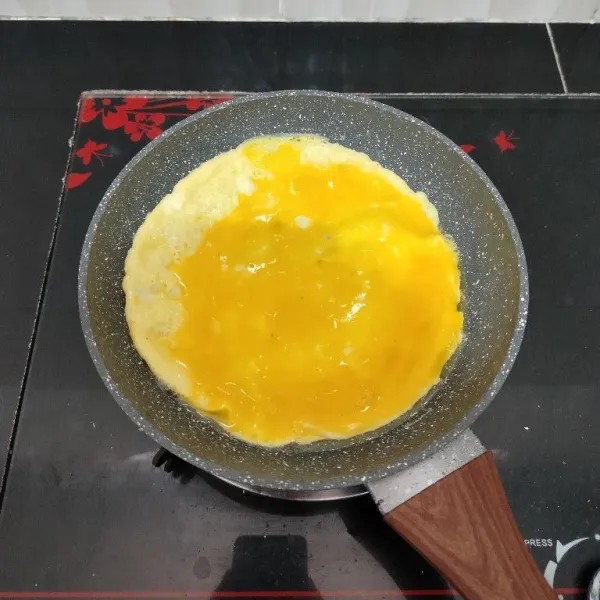 Lalu buat telur dadar hingga matang, angkat.