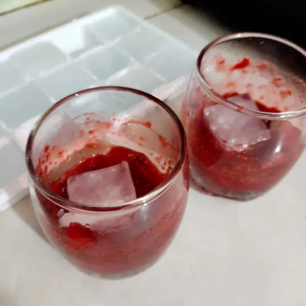 Penyajian, ambil secukupnya strawberry masak tadi taruh di dasar gelas, beri es batu secukupnya