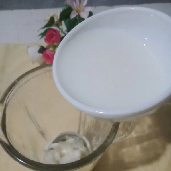 Masukkan juga susu dan madu.
