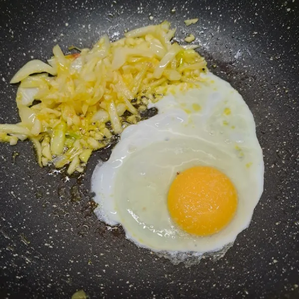 Masukkan telur, beri sejumput garam. Buat orak arik telur.