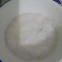 Lapisan putih
Campur jadi satu: santan, garam, dan gula pasir, aduk rata. Kemudian masukkan tepung beras dan tapioka sedikit demi sedikit sambil diaduk sampai rata dan tidak bergerindil. Tambahkan daun pandan, kemudian masak sambil diaduk sampai mendidih.
Setelah adonan mendidih dan mulai berat , buang daun pandan. Masak terus sampai adonan kental dan meletup-letup, matikan api.