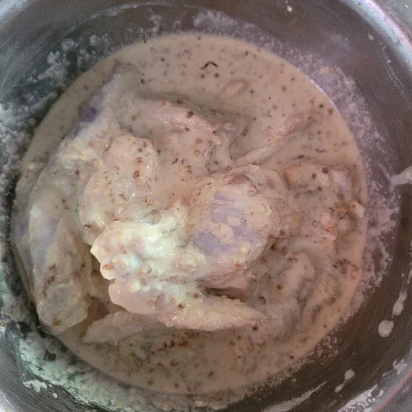 Tambahkan tepung maizena dan tepung tapioka dan aduk hingga rata