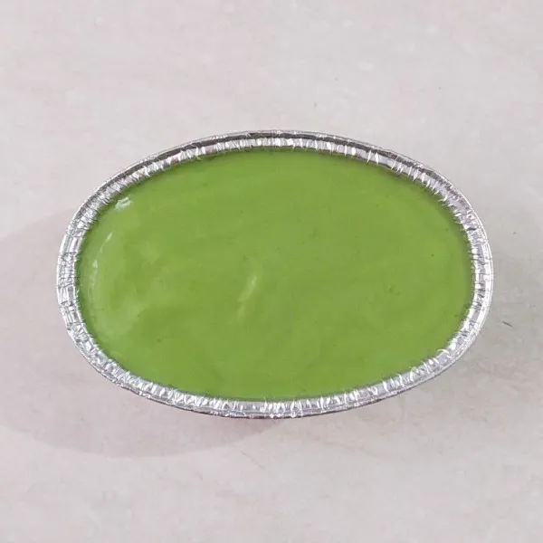 Ambil satu cup alumunium foil, olesi seluruh bagiannya dengan minyak goreng, lalu masukan ketan ratakan ketan lalu di tekan-tekan supaya padat dan tidak ada celah ketika di masukkan adonan hijau, kemudian masukan adonan hijau di atasnya.