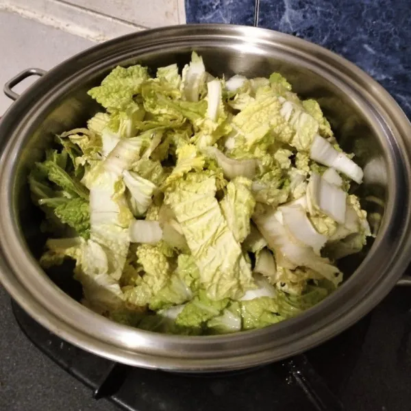 Masukkan sayur. Aduk sampai layu. Lalu tambahkan air dan kaldu ayam