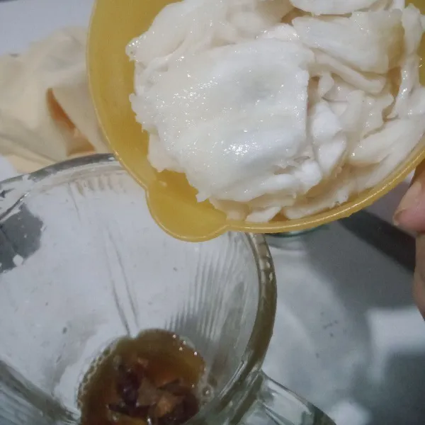 Masukkan buah sirsak tambahkan madu dan es batu.