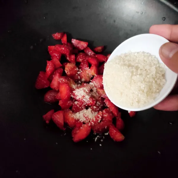 Cuci strawberry lalu potong² agak lembut