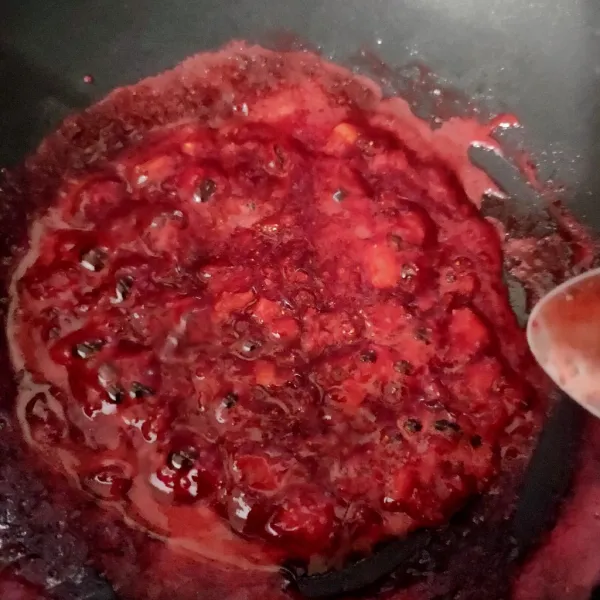Masak strawberry bersama gula pasir hingga menjadi selai sedikit kasar, matikan biarkan dingin