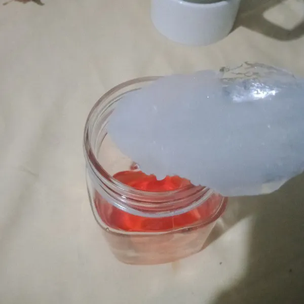 Siapkan gelas masukkan sirup cocopandan dan es batu.
