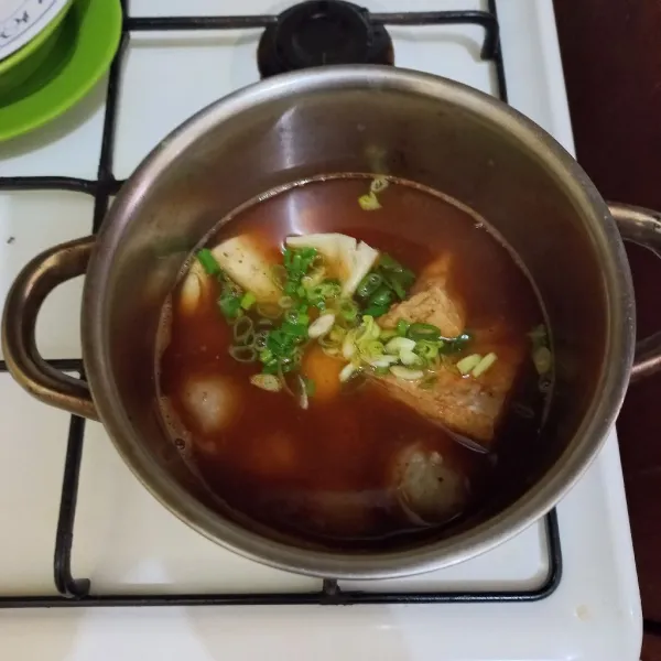 Beri irisan daun bawang, masak hingga matang. Angkat dan sajikan.