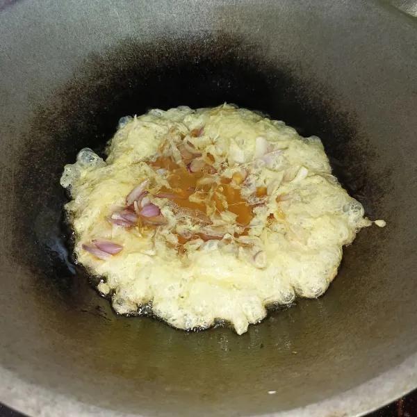 Panaskan minyak goreng dan tuang adonan telur, masak dengan api sedang cenderung kecil sampai matang.
