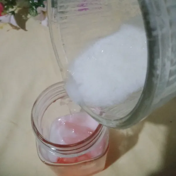 Tuang jus buah sirsak ke dalam gelas sebelum di nikmati aduk rata sajikan selagi dingin.