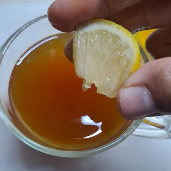 Beri air perasan jeruk lemon. Aduk sampai rata. Sajikan hangat.