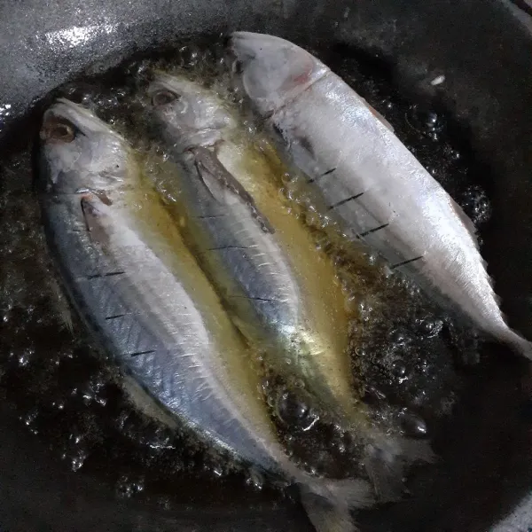 Goreng ikan kembung hingga matang, sisihkan.