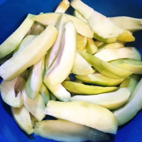 Potong mangga sesuai selera