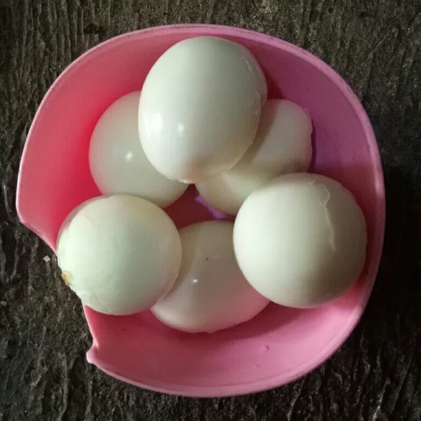 Pertama rebus telur hingga matang angkat lalu rendam dengan air dingin kupas kulitnya&sisihkan