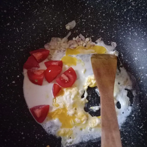 Masukan telur dan susu, kemudian aduk semua bahan hingga tercampur, masak menjadi telur orak-arik. Siap dimasukkan ke dalam kotak makan bersama kentang panggang.