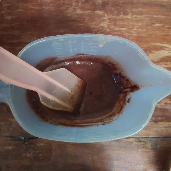 Larutkan coklat bubuk dan 2 sdm gula pasir dengan 1 sendok sayur puding kopi, lalu tuang ke dalam panci.